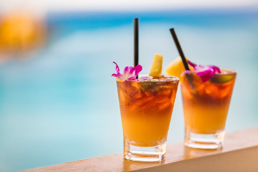 Hawaii mai tai drinks on waikiki beach