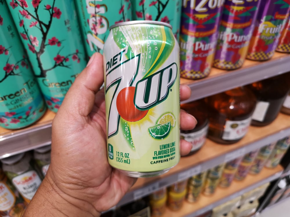 person holding diet 7up can