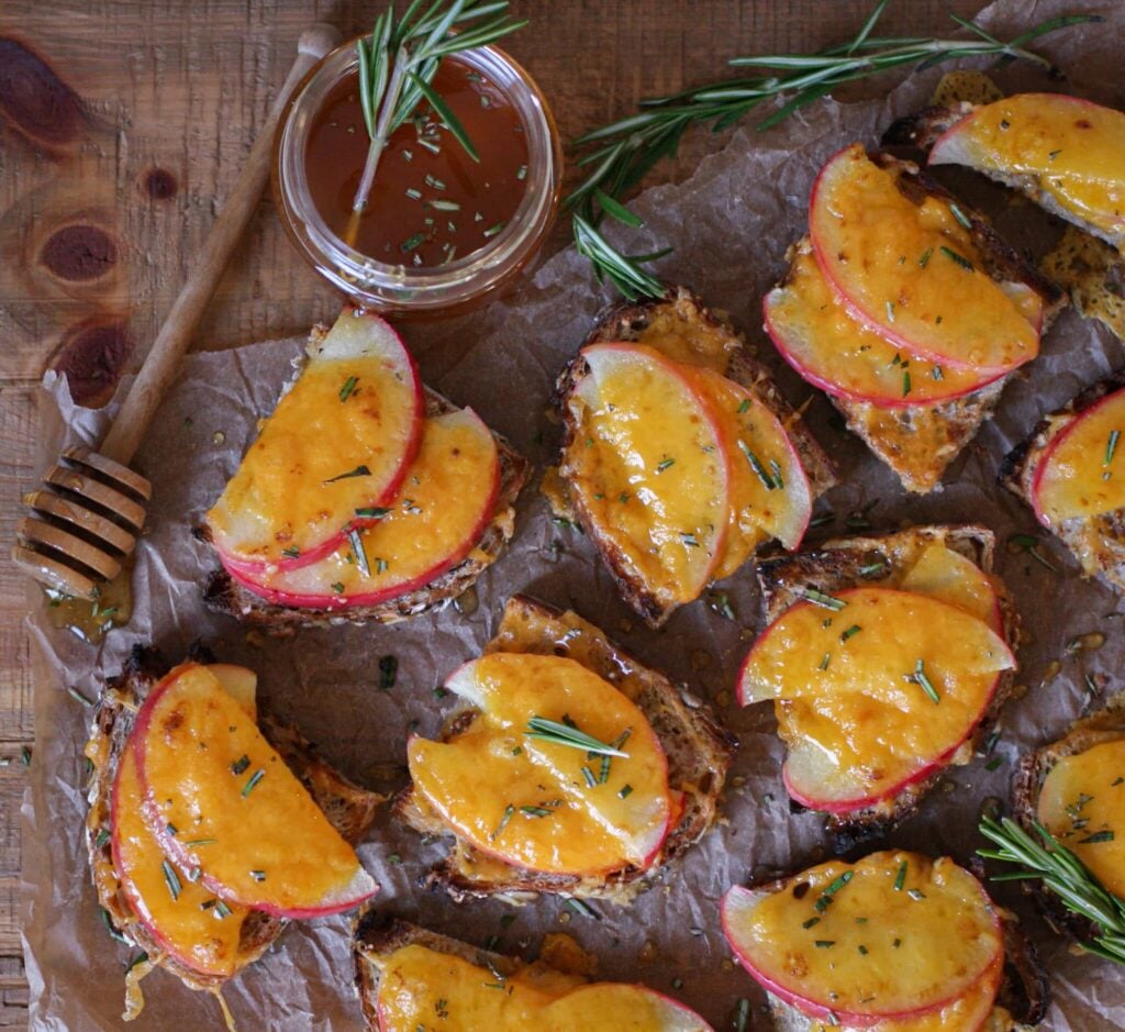 Apple Cheddar Crostini